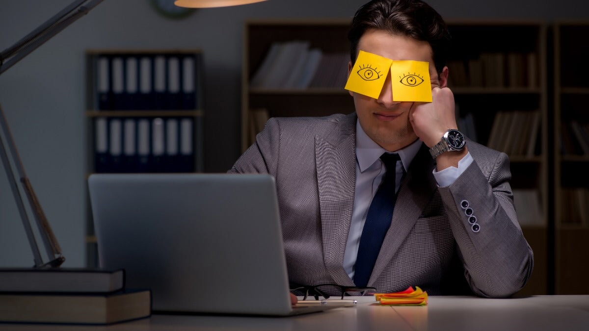 un homme d'affaires fatigué faisant des heures supplémentaires au bureau