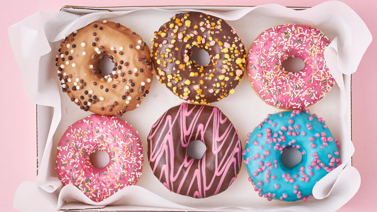 Image à la une des pire aliments mauvais pour la vue sur fond de friandises colorées