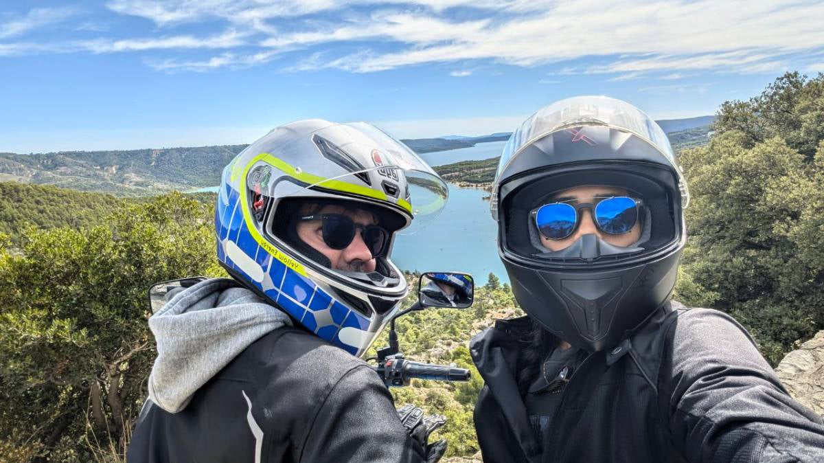 une femme et un hommes portant des lunettes Horus X