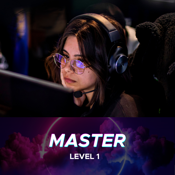 Gameuse portant un casque gaming et des lunettes anti lumière bleue devant un écran