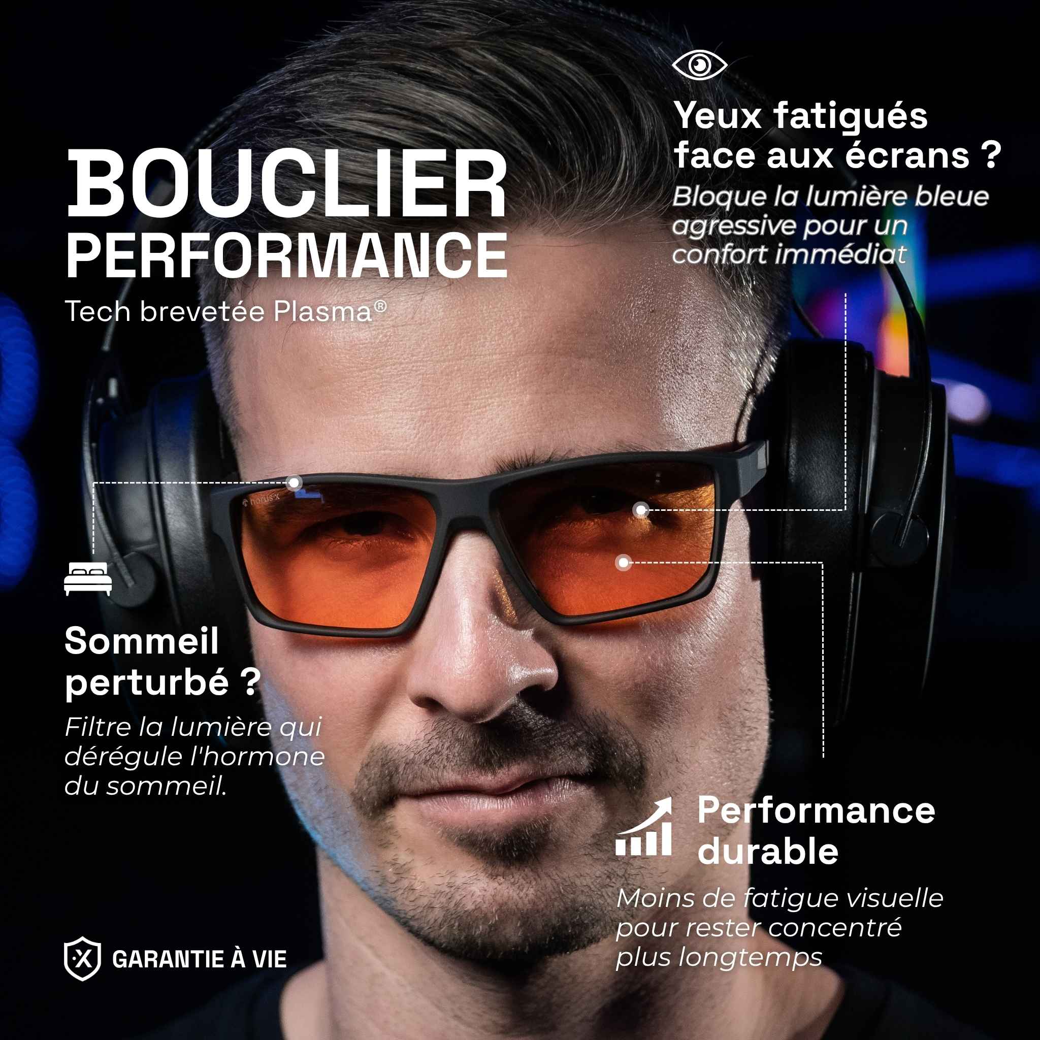 Paul porte les lunettes gaming One Revo avec verre ambrée sous un casque audio. Texte : Bouclier performance, bloque la lumière bleue pour meilleur confort et sommeil. Garantie à vie.