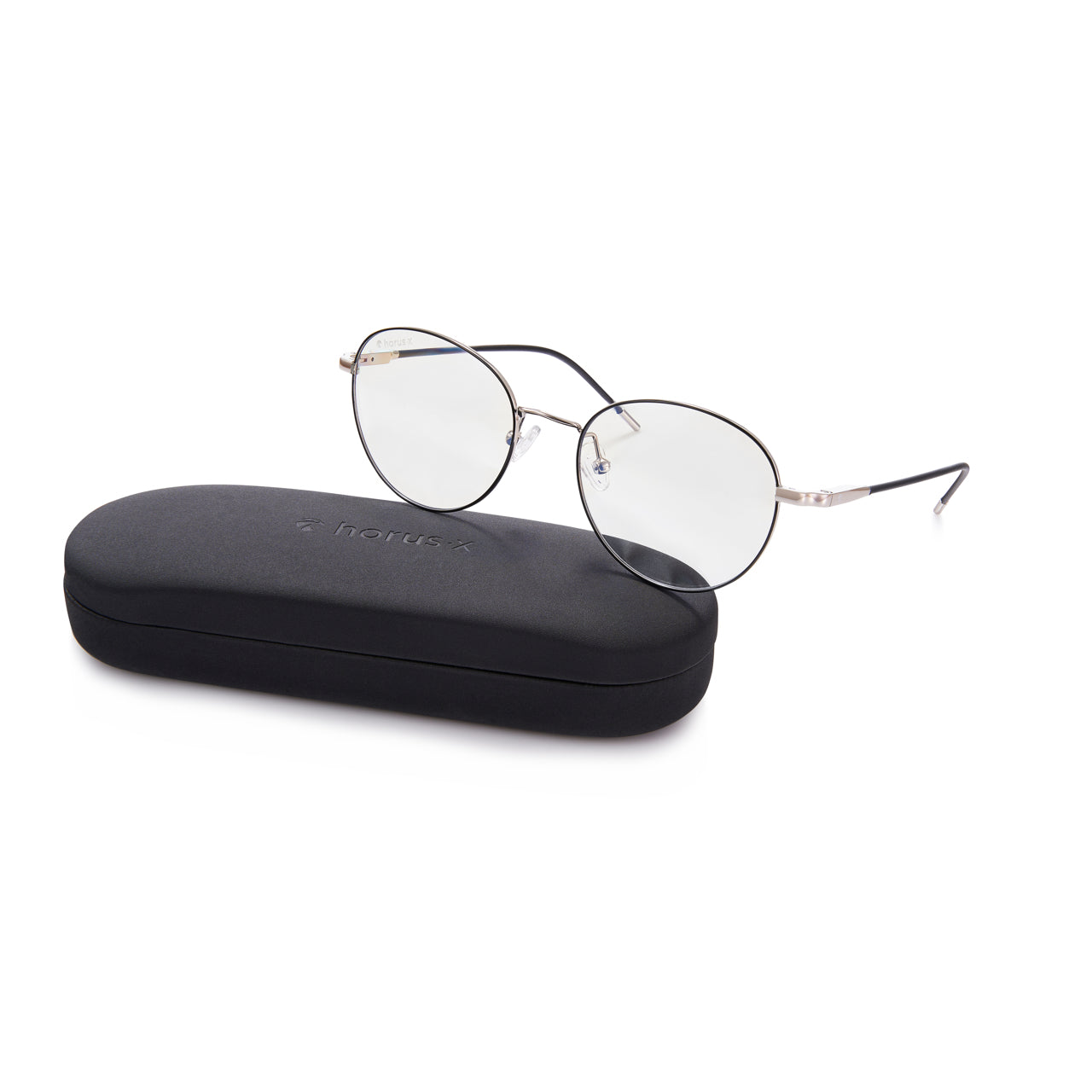 Lunettes anti lumière bleue rondes aux branches marrons, en métal argenté, de 3/4 sur fond blanc sur leur étui solide arrondi.