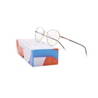 Lunettes anti lumière bleue rondes aux branches marrons, en métal doré, posées sur leur emballage coloré cartonné de 3/4