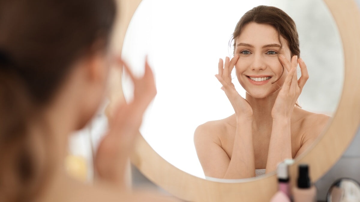 Jeune femme massant la zone des yeux