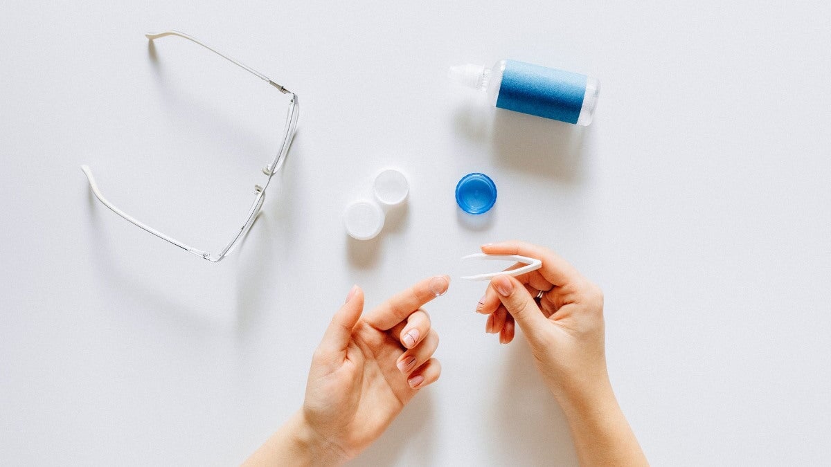 Mettre des lentilles de contact sur les mains