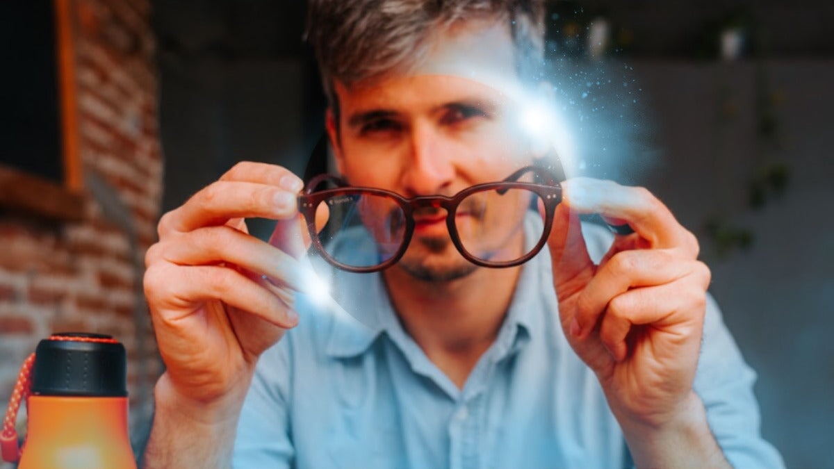 un homme tenant des lunettes Horus X