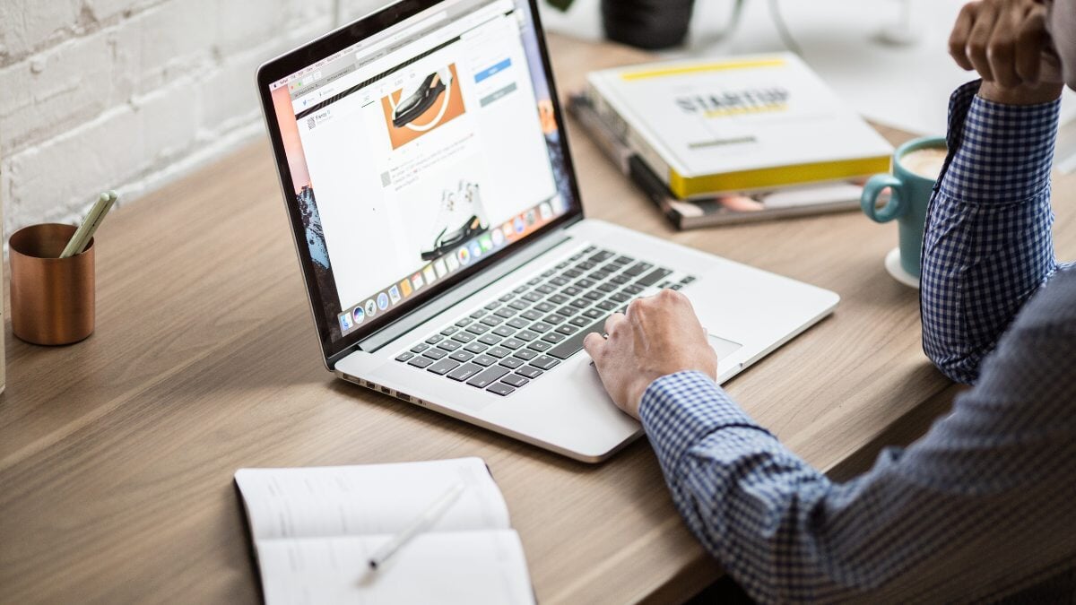 un homme travaillant sur son ordinateur portable