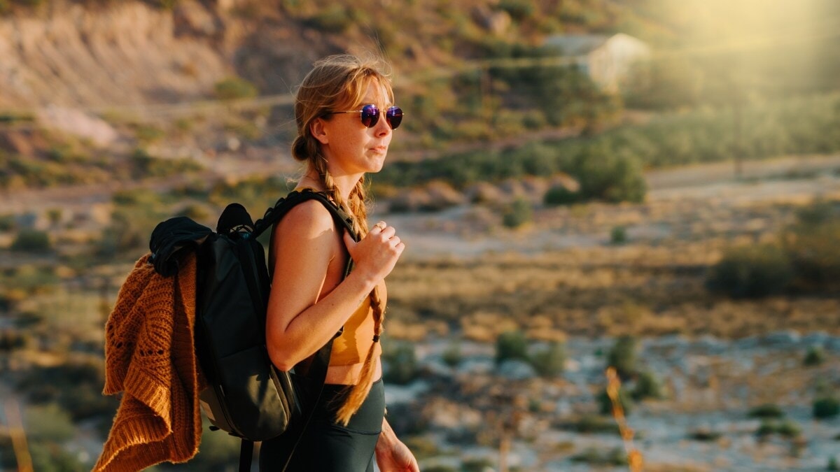 femme avec lunettes de soleil 