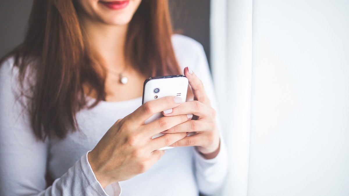 une femme tenant un téléphone xiaomi