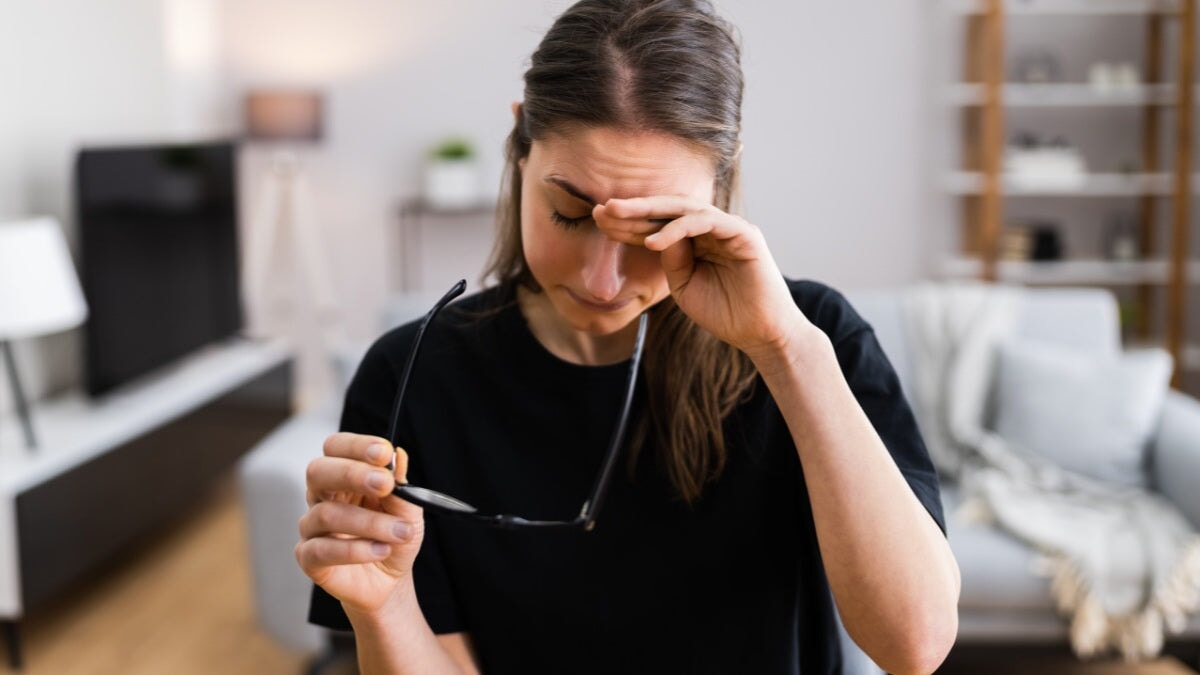 une fille avec un glaucome oculaire ou une vue sèche et fatiguée.