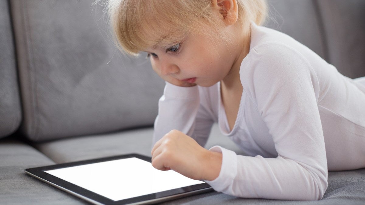 une petite fille utilisant une tablette