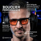 Paul porte les lunettes gaming One Revo avec verre ambrée sous un casque audio. Texte : Bouclier performance, bloque la lumière bleue pour meilleur confort et sommeil. Garantie à vie.