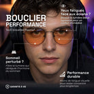 Jeune homme portant les lunettes gaming obsidian ambrées sous un casque audio. Bénéfices produit en texte : bloque la lumière bleue pour soulager les yeux fatigués et pour un meilleur sommeil. 