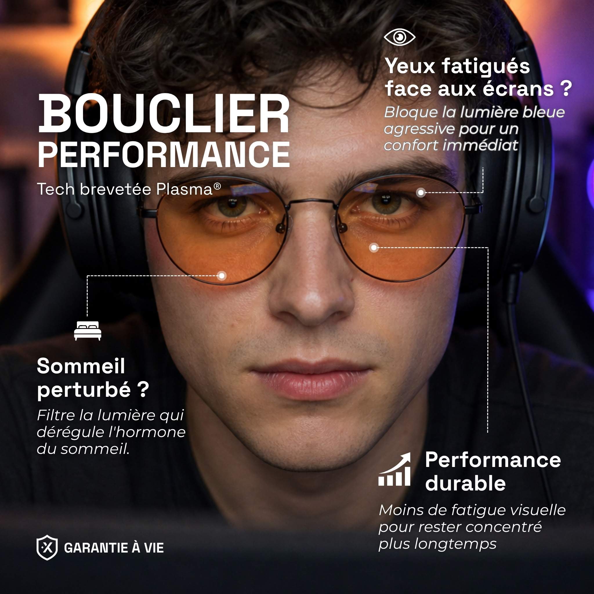 Jeune homme portant les lunettes gaming obsidian ambrées sous un casque audio. Bénéfices produit en texte : bloque la lumière bleue pour soulager les yeux fatigués et pour un meilleur sommeil. 