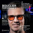 Matthieu porte les lunettes gaming Urban Revo avec verre ambrée sous un casque audio. Texte : Bouclier performance, bloque la lumière bleue pour meilleur confort et sommeil. Garantie à vie.