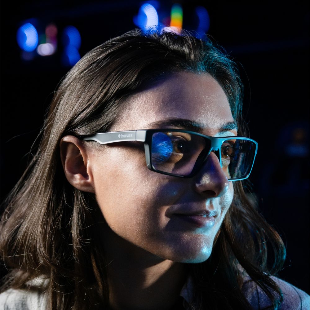 Femme qui porte des lunettes gaming one verre clair sur fond noir