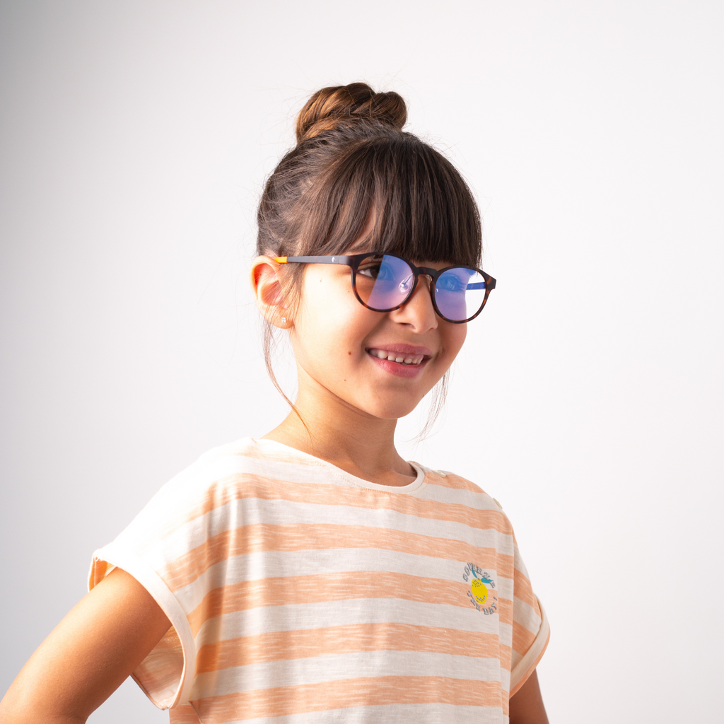 Une petite fille porte la lunette lumiere bleue pour enfant Osaka