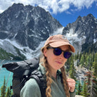 Brittany porte les lunettes de soleil polarisées Urban dans les montagnes du Canada au nord de Whistler