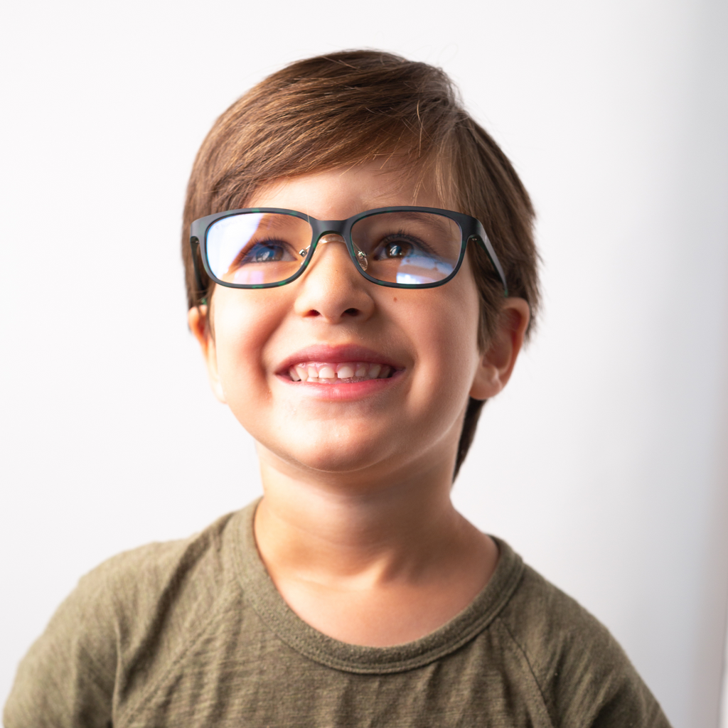 Un petit garcon porte la lunette lumiere bleue pour enfant Helsinki